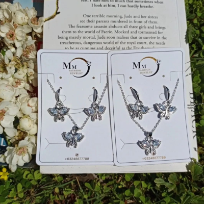Zircon pendent set