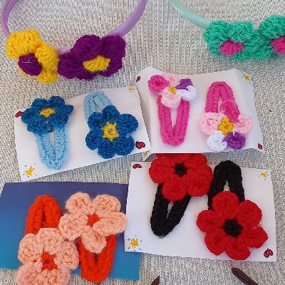 crochet hairpins with multcolor flowers