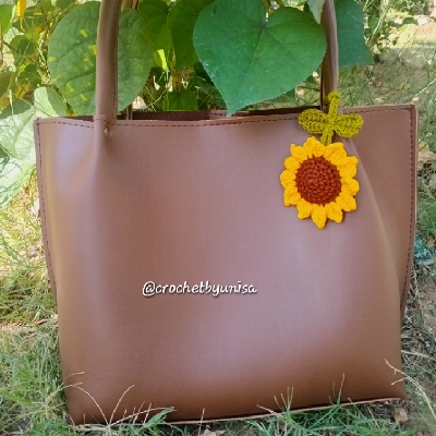 sunflower crochet charm,  keychain,keycharm.